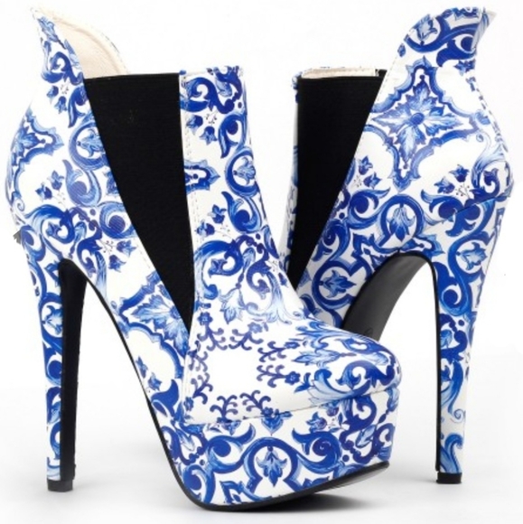 Show Story Shoes - Blue/White Porcelain Platform Bootie Size 7 / 38